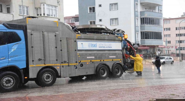 Bilecikte tıkanan kanalizasyon ve yağmur suyu hatları temizleniyor