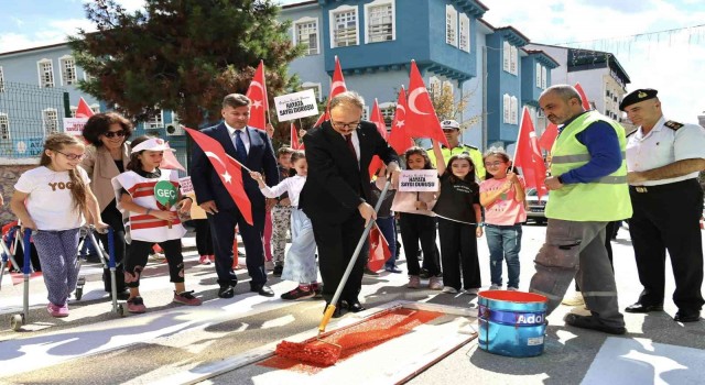 Bilecikte yaya geçitleri kırmızıya boyandı