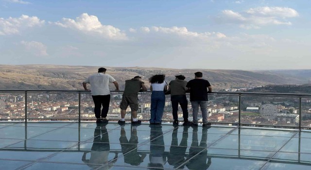 Bin 200 rakımdaki cam terastan eşsiz manzarayı kuş bakışı izleme imkanı