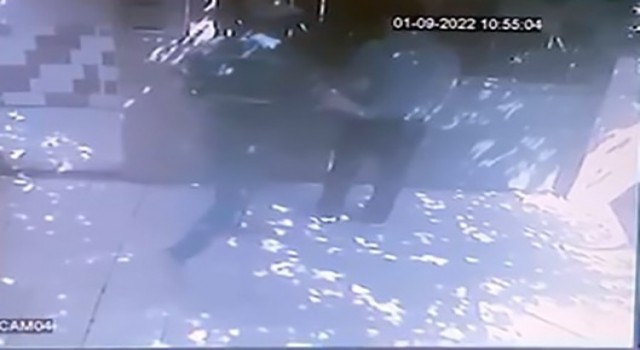 Bina görevlisini sırtından bıçakladı