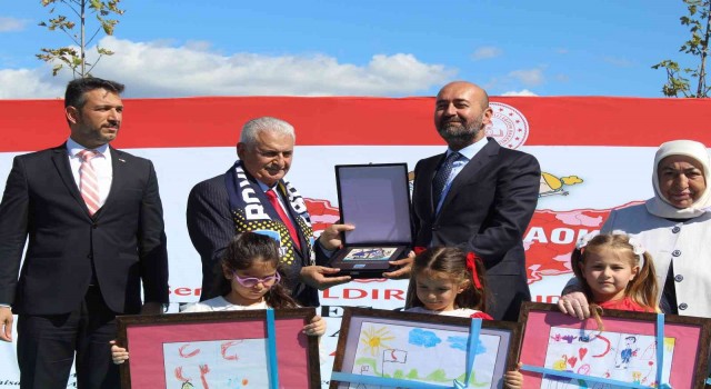 Binali Yıldırım: “20 yıl çalışırken hep şunu söyledik, yolları böleriz ama Türkiyeyi böldürtmeyiz”