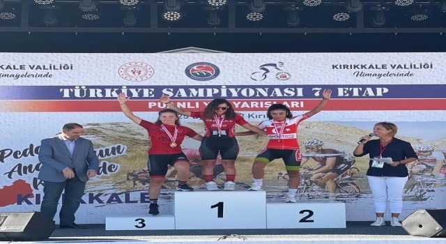 Bisikletçiler Sivasa kupa ve madalya ile döndü