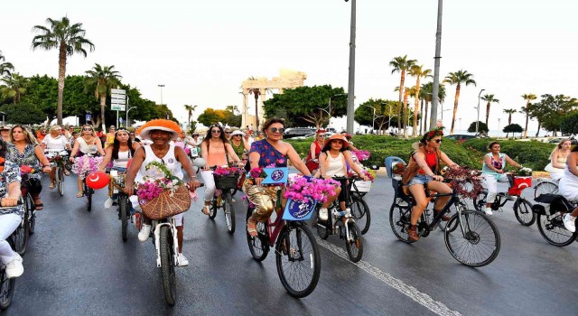 Bisikletseverler Süslü Kadınlar Bisiklet Turunda pedal çevirdi
