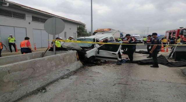 Boluda feci kaza, hafif ticari araç gişe bariyerlerine ok gibi saplandı: 3 ölü, 1 yaralı