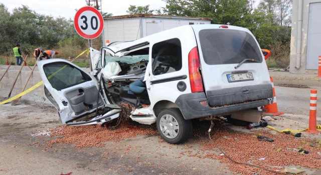 Boluda, hafif ticari araç gişelerde beton bariyere çarptı: 3 ölü 1 yaralı
