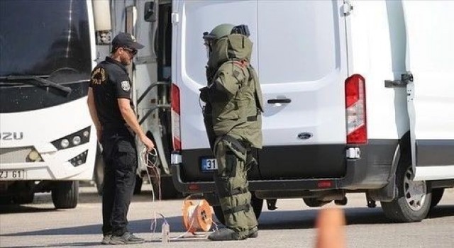 Bomba imha uzmanı polisler cesaretleriyle göz dolduruyor
