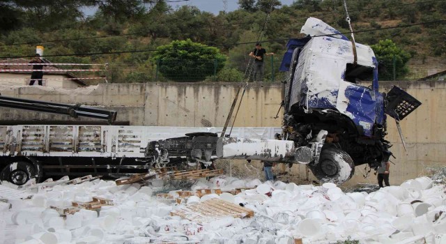 Boya yüklü tır yoldan uçtu, vatandaş deprem sandı