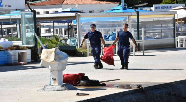 Bozcaadada yarım saatte denizin dibinden 40 çuval çöp çıktı