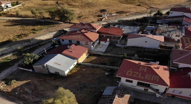 Bu köydekiler sevdiklerinin isimlerini çatılara yazıyor