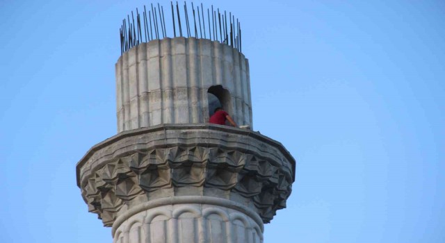Bunalıma girip minareye çıktı, polisler ikna edince aşağı indi