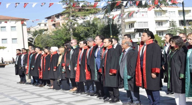 Burdurda, yeni adli yıl çelenk sunma töreni ile başladı