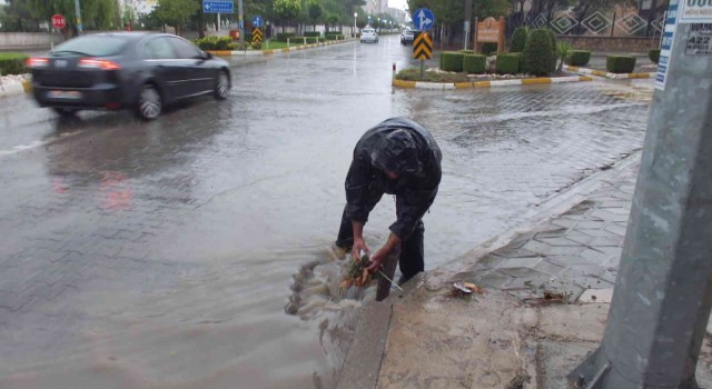 Burhaniye de yağmur yolları göle çevirdi
