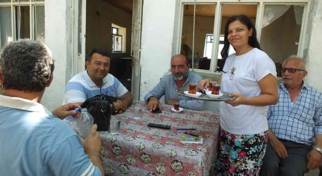 Burhaniyede Fatma Kaya köyünde kahvehane işletiyor