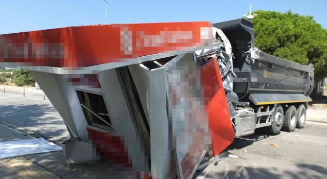 Burhaniyede freni boşalan kamyon yıktı geçti