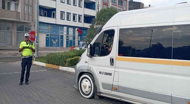Burhaniyede polis okul önlerinde denetimlerini artırdı