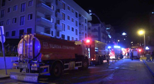 Bursada 6 katlı binanın çatı katı alev alev yandı, 1 kişi dumandan etkilendi