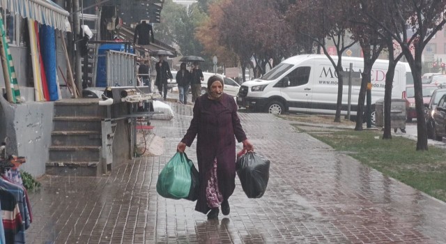 Bursada beklenen sağanak yağış başladı