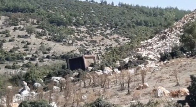 Bursada hafriyat kamyonu uçurumdan yuvarlandı
