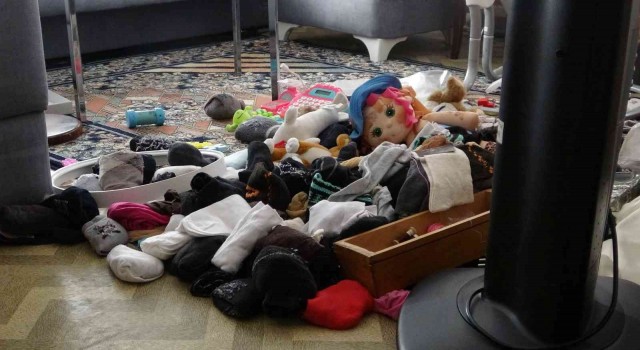 Bursada hırsızlar evde 4 gün boyunca yaşadı..Kapı girişlerine bıçak bırakarak kaçtılar