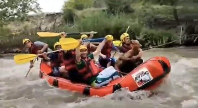 Bursada mahsur kalan keçiyi kurtararak birlikte rafting yaptılar