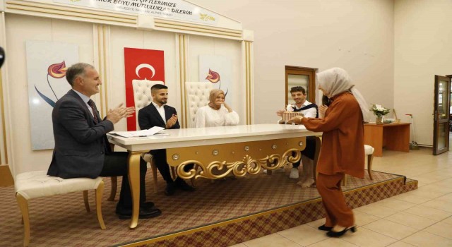 Bursada nikah masasında doğum günü sürprizi
