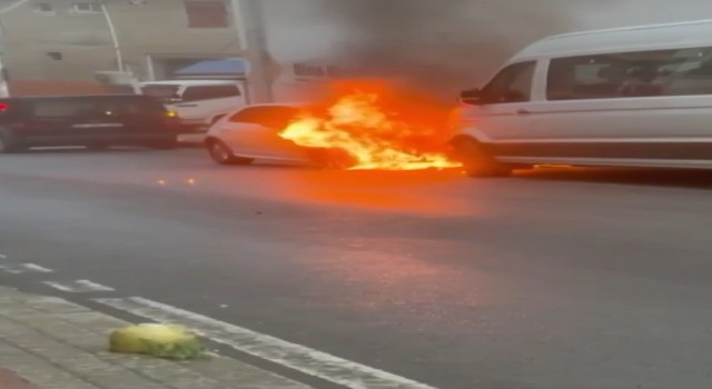 Bursada park halindeki 2 otomobil alev alev yandı