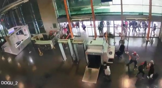 Bursada şehirler arası otobüs terminalinin çatı kısmının fırtına sebebiyle çökme anı kamerada