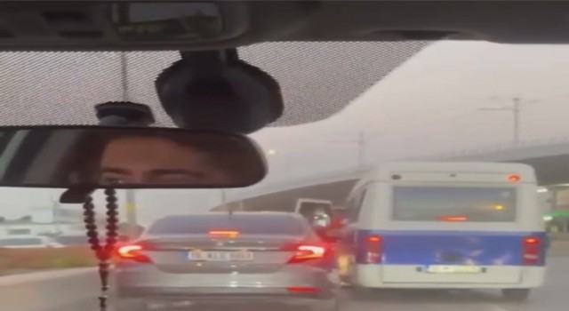 Bursada sürücülerin araçlarıyla yol verme kavgası kameralarda