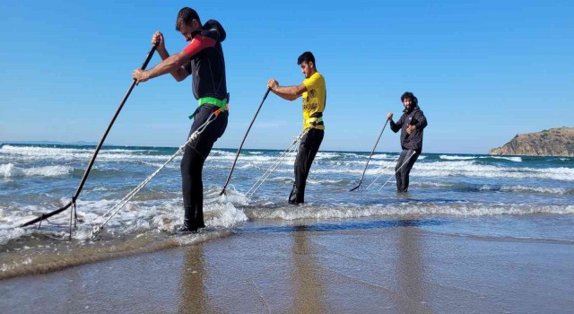 Bursanın sahillerindeki midye avcıları