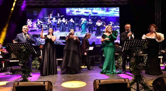 Bursda Sanat Güneşi Zeki Müren, muhteşem bir geceyle anıldı