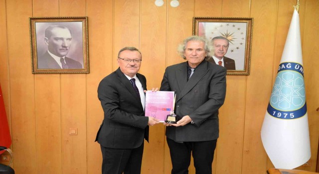 BUÜlü akademisyene Altın Kalem ödülü