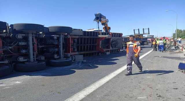 Büyükçekmece TEMde feci kaza, TIR devrildi sürücü kupa ile göl havzasına uçtu