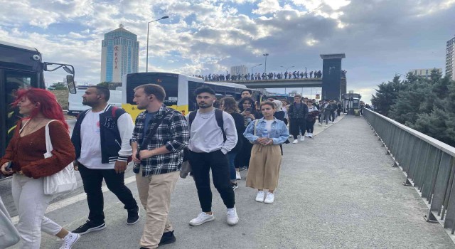 Büyükçekmecede öğrencilerin otobüs sırası metrelerce uzadı