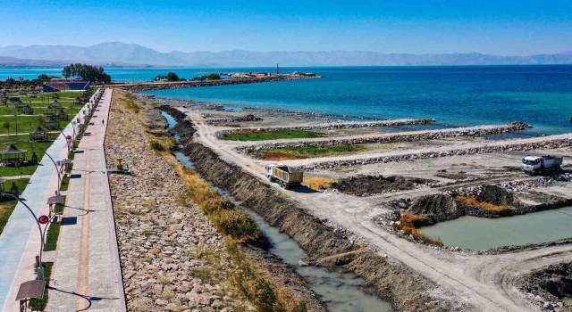 Büyükşehir Belediyesi, Van Gölünden 550 bin metreküp balçık çıkardı