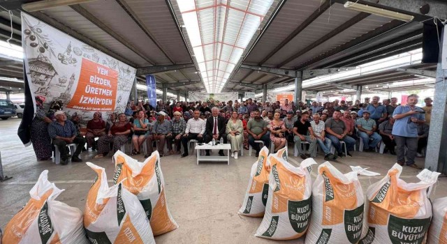 Büyükşehirden Dikilideki üreticiye yem desteği