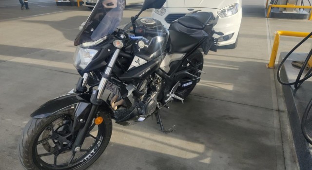 Çaldıkları motosiklete yakıt almak isterken yakalandılar