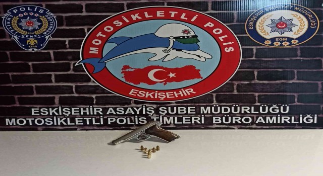 Çalıntı motosiklet, ruhsatsız tabanca ve fişek ele geçirildi