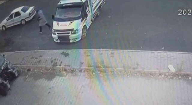 Çalıntı otomobille giderken bir de kamyonet çaldılar