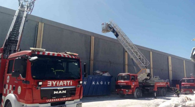 Cam üretimi yapan fabrikada yangın: 1 işçi dumandan etkilendi, 1 işçi de yüksekten düşerek yaralandı