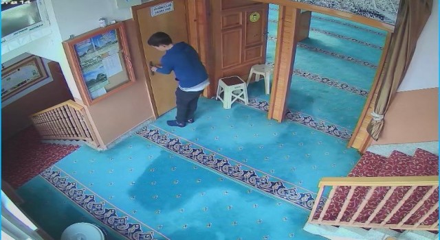Camiye giren hırsız kekle meyve suyu içip, para kutusunu çaldı
