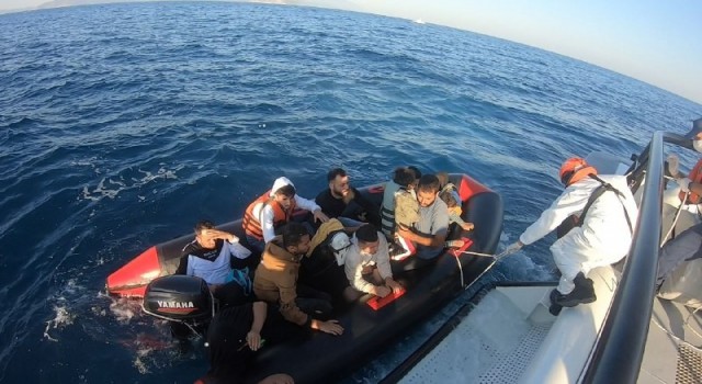 Çanakkale açıklarında 12 düzensiz göçmen kurtarıldı