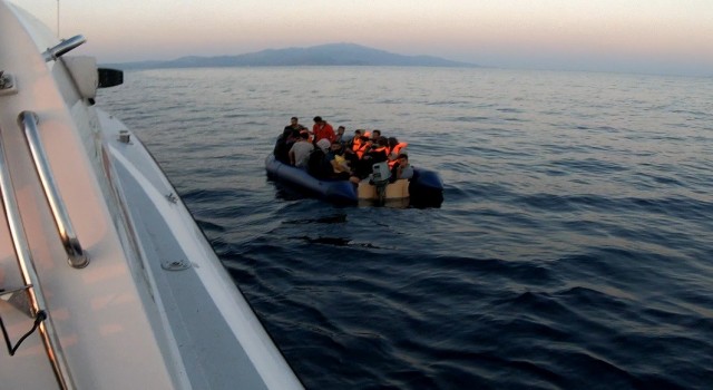 Çanakkale açıklarında 32 düzensiz göçmen kurtarıldı