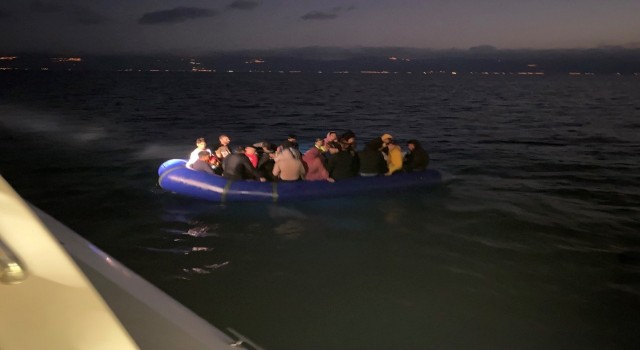 Çanakkale açıklarında lastik bottaki 34 düzensiz göçmen kurtarıldı