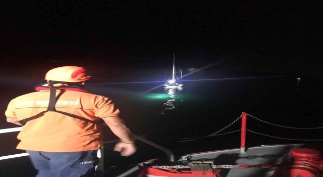 Çanakkale Boğazında karaya oturan tekne kurtarıldı