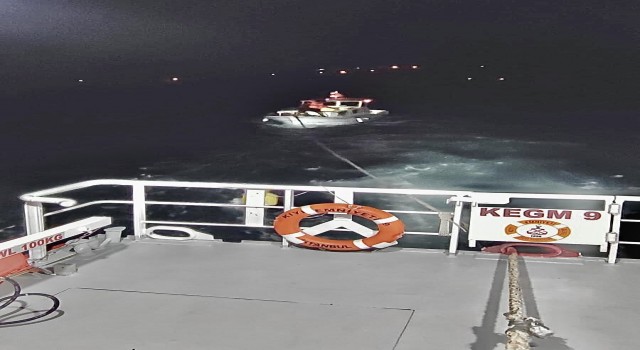 Çanakkale Boğazında sürüklenen tekne kurtarıldı