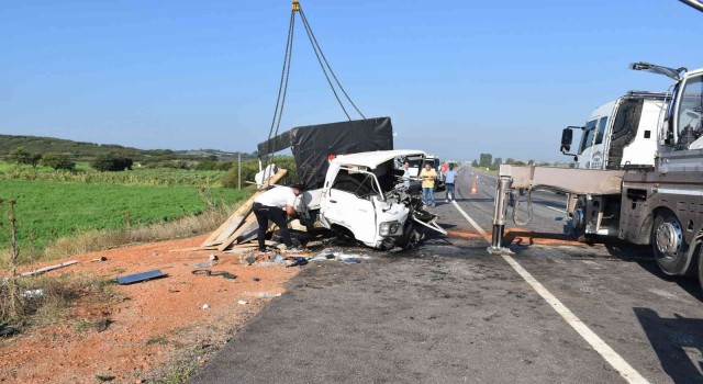 Çanakkalede otomobil ile kamyonet kafa kafaya çarpıştı: 3 yaralı