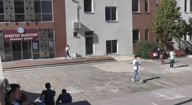 Çankırıda KPSS heyecanı: Sınav binasına koşarak girdiler