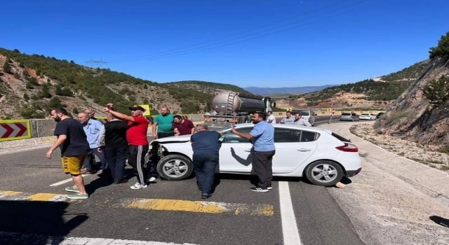 Çankırıda otomobil bariyerlere çarptı: 2 yaralı