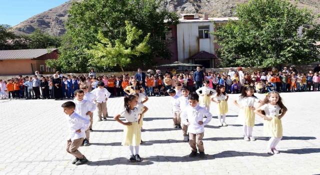 Çatakta ‘İlköğretim Haftası coşku ile kutlandı