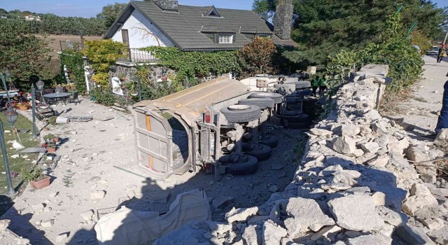 Çatalcada hafriyat kamyonu, villanın bahçesine uçtu